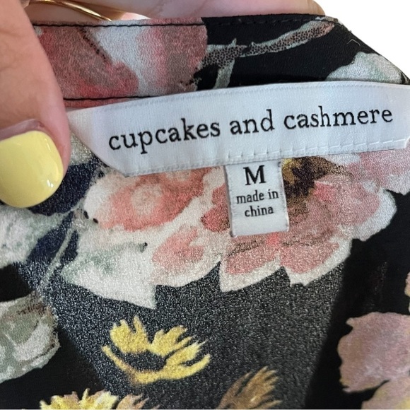 Cupcakes & Cashmere Floral Long Sleeve Keyhole Blouse - Picture 6 of 7